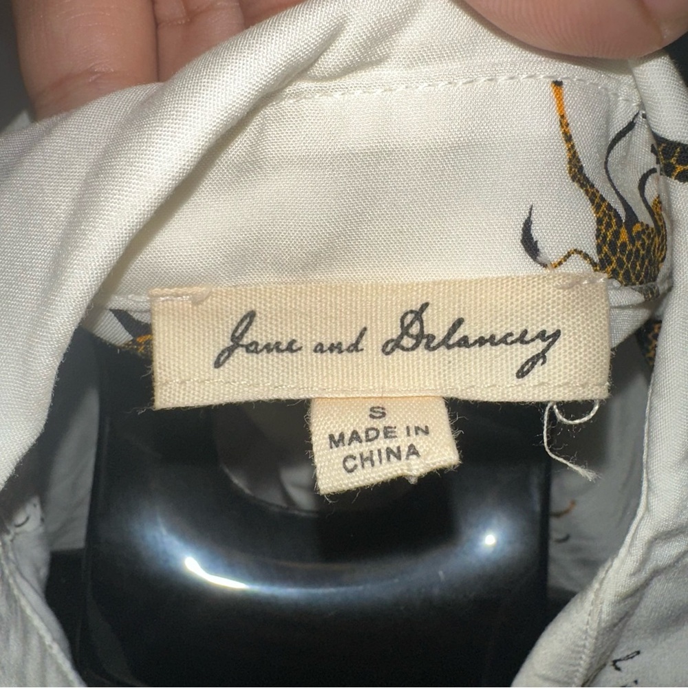 Jane and Delancey white long sleeve button down high low top w giraffe print S - Picture 2 of 4